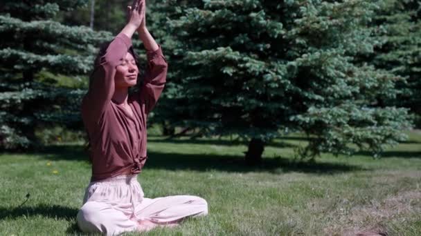 Bella donna libera seduta in meditazione posizione loto medicina yoga asana equilibrio energetico kundalini pratica quotidiana di routine buono per la salute delle donne mindfulness — Video Stock