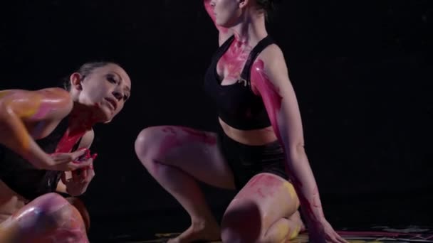 Танец эмоций две женщины искусства перформанс с краской — стоковое видео