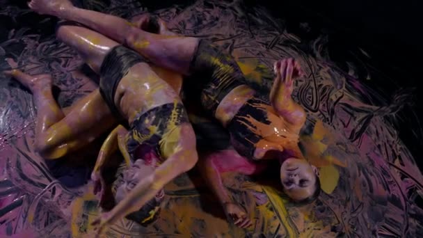 Danse religieuse performance artistique en peinture sur le sol — Video