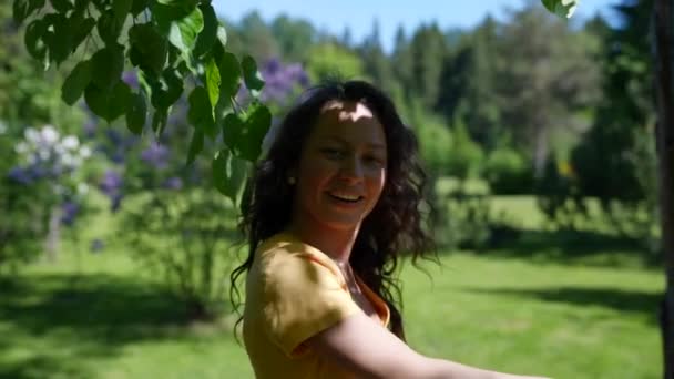 Szczęśliwa kobieta cieszy się spacer w przyrodzie na wakacjach w lecie — Wideo stockowe