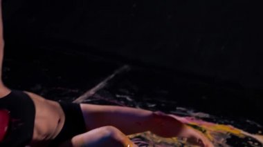 Karanlıkta mistik dans. Vücut boyalı iki kız.