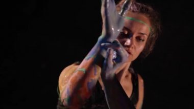 Nefis bir performans. Vücudunda boya olan büyüleyici bir dans.