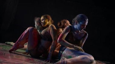 Modern dansçılar vücut boyasıyla performans çalışırlar.