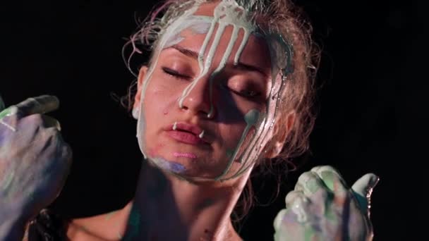 Portrait d'art mystique performance fille en peinture — Video