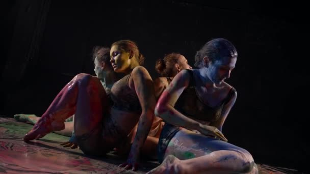 Les danseurs modernes pratiquent la peinture corporelle — Video