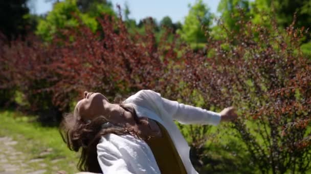 Penari cantik muda dengan rambut coklat panjang menari di alam — Stok Video