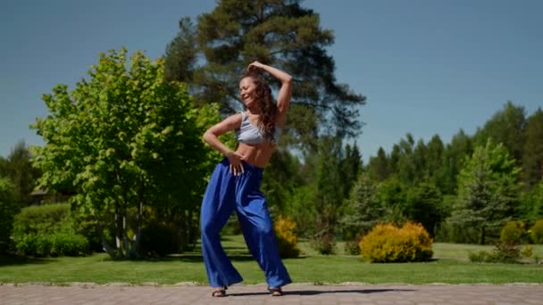 Feliz esbelta mujer bailando baile latino en verano al aire libre en la naturaleza — Vídeos de Stock