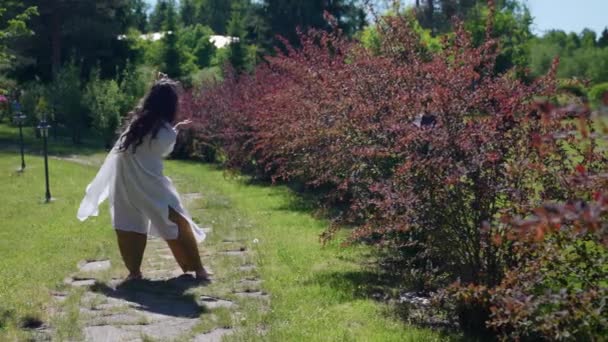 Baile improvisación expresión de emociones con el cuerpo de la mujer en el parque — Vídeos de Stock