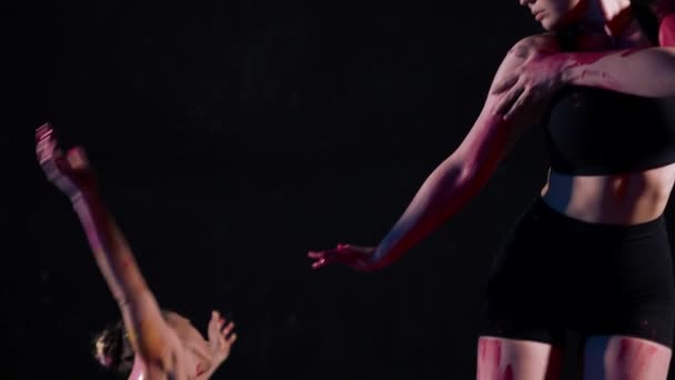 Teatralny taniec improwizacja dwie kobiety projekt artystyczny w studio czarny z farbą na skórze — Wideo stockowe