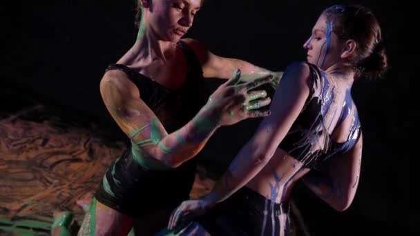 Mystisk dans två kvinnor rör sig i improvisation med färg på huden — Stockvideo