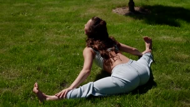 Estirar la práctica de una mujer hace ejercicios de yoga para relajar la mente y las prácticas de respiración corporal — Vídeos de Stock