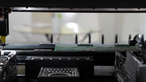 Robótica moderna ensambla un chip en la producción — Vídeos de Stock