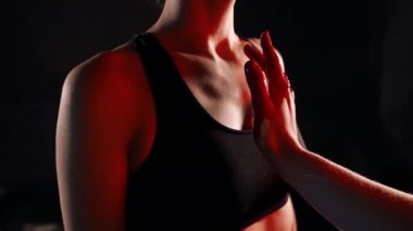 Sanat performansı kırmızı boyalı bir el bir kadının göğsüne çarpar.