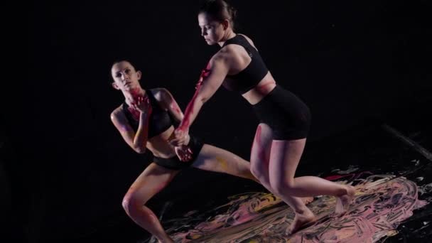 Performance dos mujeres bailan con pinturas corporales — Vídeo de stock