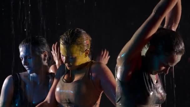 Cuatro mujeres en la danza de la actuación de la lluvia con pintura en el cuerpo — Vídeos de Stock