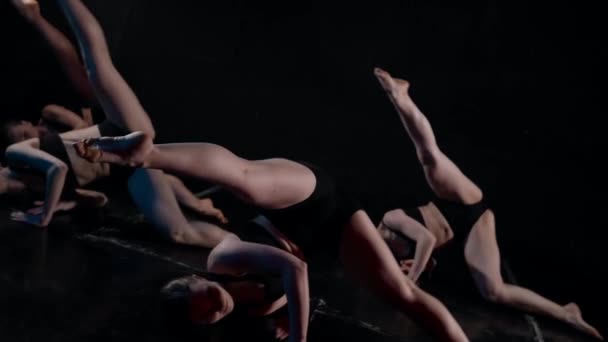 Performance dance cuatro mujeres sobre un fondo negro aislado — Vídeos de Stock