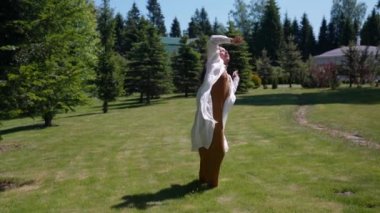 Asyalı dansçı sokak hareketi doğaçlama dans öğeleri