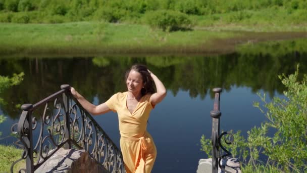 Mulher asiática feliz goza de uma natureza passeio pelo rio de férias — Vídeo de Stock