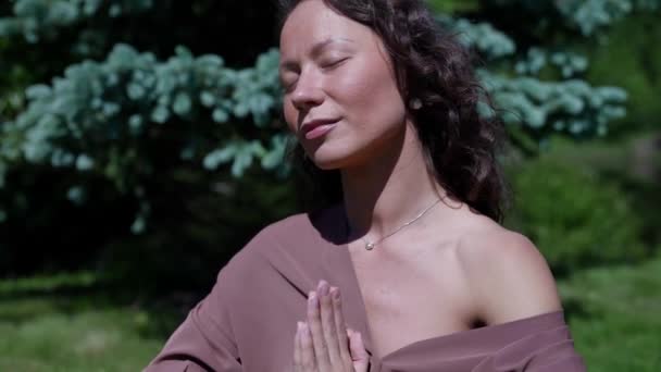 Portrét klidné asijské fitness ženy, relaxační sezení a meditace po hodinách jógy v parku — Stock video