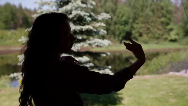 在自然东方元素中跳舞的嬉皮士女人的轮廓 — 图库视频影像