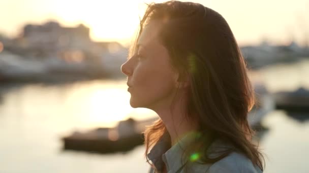 Retrato de uma mulher de meia-idade feliz ao pôr do sol andando no porto — Vídeo de Stock