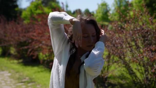 Hipisowska kobieta tańczy w naturze w słoneczny dzień — Wideo stockowe