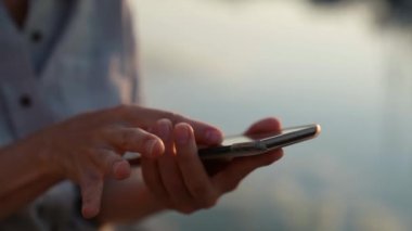 Bir kadın elinin cep telefonu ekranında görüntülenmesinin yakın çekimi