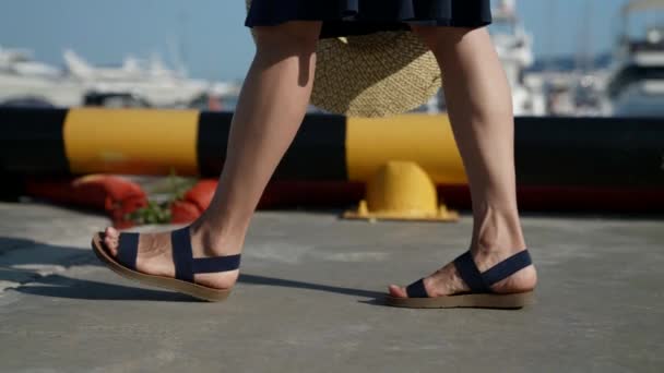 Pies de las mujeres en sandalias en pies desnudos, primer plano, una mujer camina a lo largo del puerto — Vídeo de stock