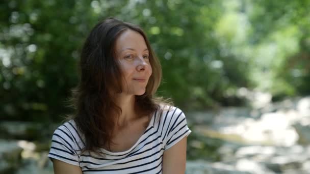 Potret seorang wanita dewasa dengan keindahan alam di jalan pada siang hari — Stok Video
