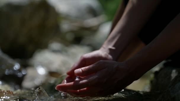 Ruční nabírání sladké vody v čistém horském prameni. Jednota s povahou moderního člověka — Stock video
