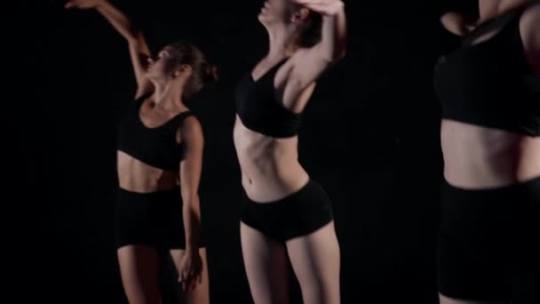 Performance de arte quatro mulheres dançando em um fundo preto dança da alma improvisação — Vídeo de Stock