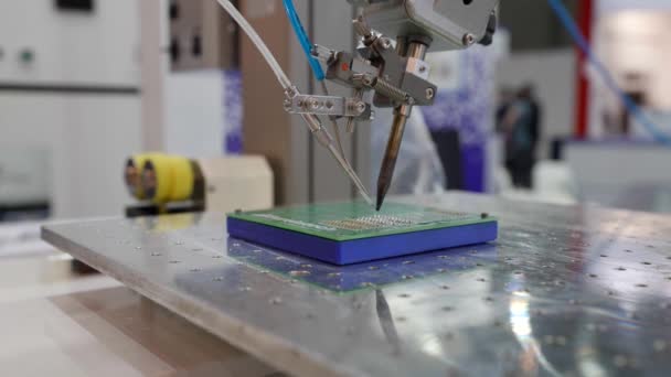 Βάση επίδειξης καινοτόμου εξοπλισμού ρομπότ για την εκτύπωση μικροπλακετών — Αρχείο Βίντεο