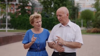 Yaşlı çiftler, büyük anne ve büyük baba turistler, ağır çekimde yürüyorlar. Emeklilikten sonra aktif modern hayat. Evli bir adam ve emekli bir kadın tatilin tadını çıkarıyor, birlikte turneye çıkıyoruz.