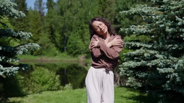 Aantrekkelijke Aziatische hippie vrouw. Een vrouw danst met emoties in de natuur in een park — Stockvideo