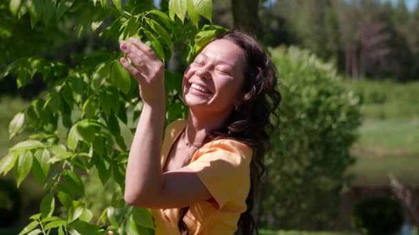 自然との一体感の喜びは人生のエネルギーによって与えられる楽しいヒッピー女性 — ストック動画