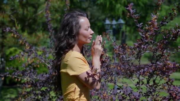 Retrato en cámara lenta de una encantadora mujer hippie disfrutando de la unidad con la naturaleza — Vídeo de stock