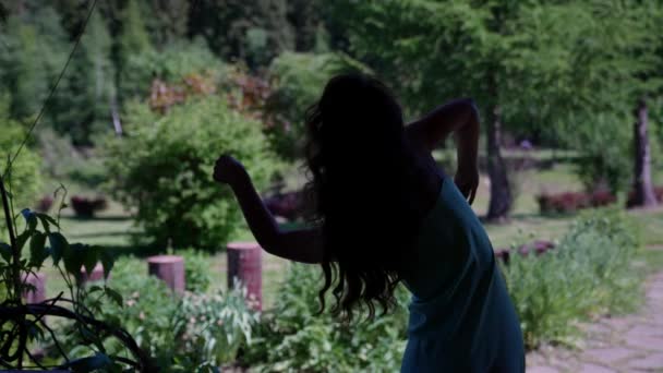 Silueta hippie ženy s dlouhými vlasy tanec na přírodě emocionální pohyby — Stock video