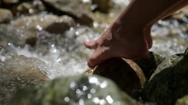 地球のエネルギーを受け取るために自然山の水に浸かる女性の足のクローズアップ — ストック動画