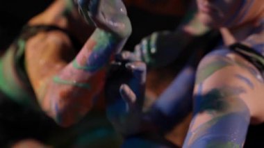 Duygusal performans dansı yapan bir kadının derisine yakın çekim.