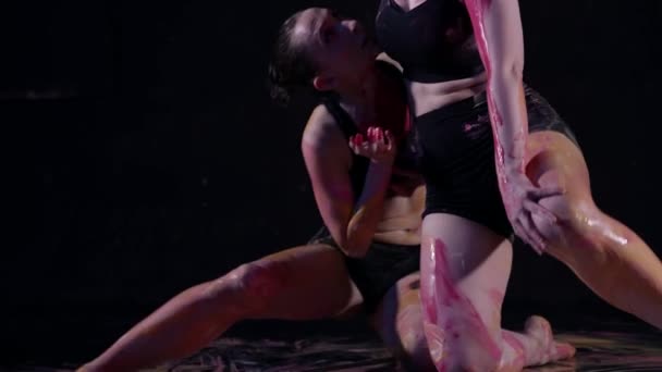 Umělecké taneční představení dvě ženy počůrané pestrobarevnou barvou — Stock video