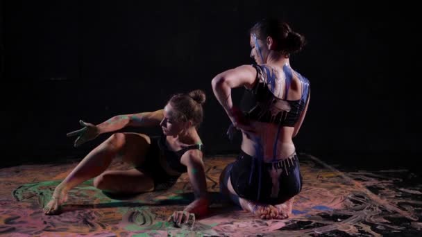 Performance emotiva danza d'arte in diversi colori sul pavimento dello studio — Video Stock