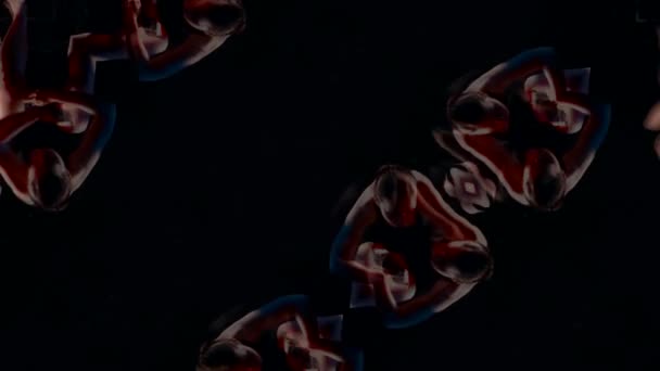 Arte caleidoscopio brilla con diferentes colores formas extrañas de una mujer bailando sobre un fondo negro — Vídeo de stock