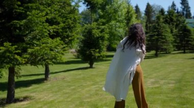 Şehvetli dans, açık havada mutlu dans, trans halindeki hippi kadın.