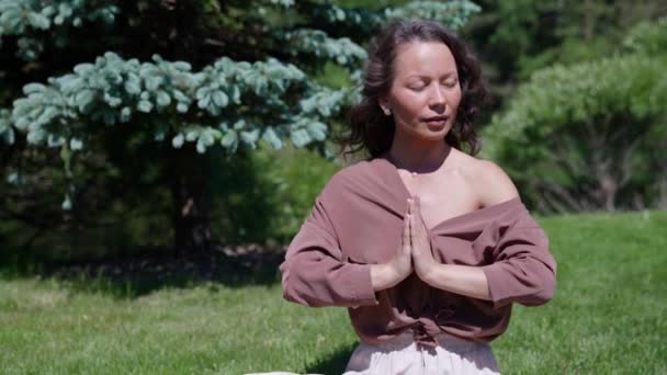 Азиатская женщина практикует дыхание в позе лотоса в природе утром — стоковое видео
