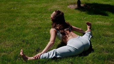 Esneme egzersizleri yapan bir kadın, zihni ve vücudu rahatlatmak için yoga egzersizleri yapar.