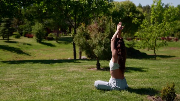 Practica meditación y yoga chica delgada en la naturaleza restaurando la salud — Foto de Stock