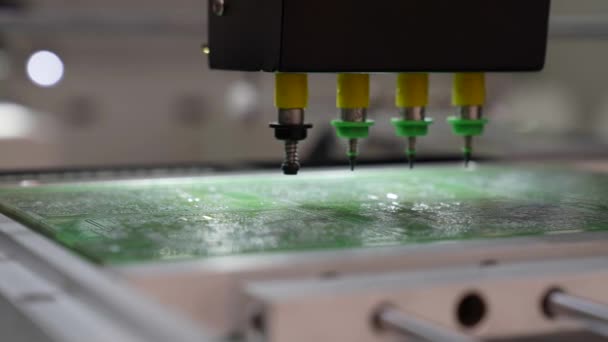 Robotermanipulator zum Löten eines Chips in der Produktion — Stockvideo