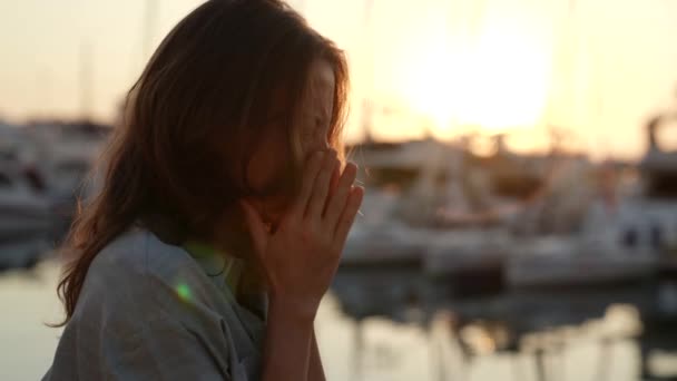 Portret van een volwassen vrouw die naar de zonsondergang kijkt. Een vrouw wil dat het niet zo pijnlijk is in de douche bij zonsondergang. Een vrouwelijk silhouet dromen van een gelukkig leven. — Stockvideo