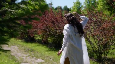 Gizemli bir hippi kadın gün boyunca parkta duygusal bir dansa katılıyor.