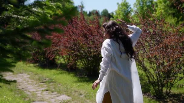 Tajemnicza hipisowska kobieta porusza się w emocjonalnym tańcu w ciągu dnia w parku — Wideo stockowe